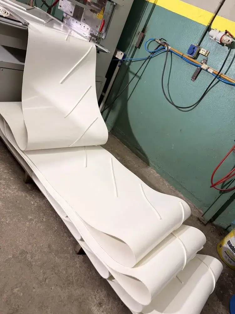 Tipos de cintas transportadoras: PVC, caucho, modulares y cable de acero apiladas en planta