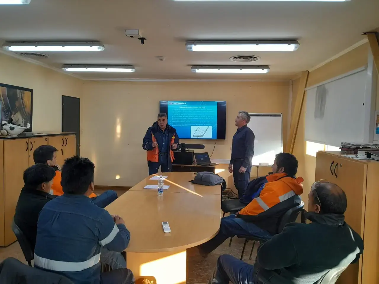 Operarios de Arauco en sala de capacitación Warbel escuchando explicación técnica sobre bandas transportadoras