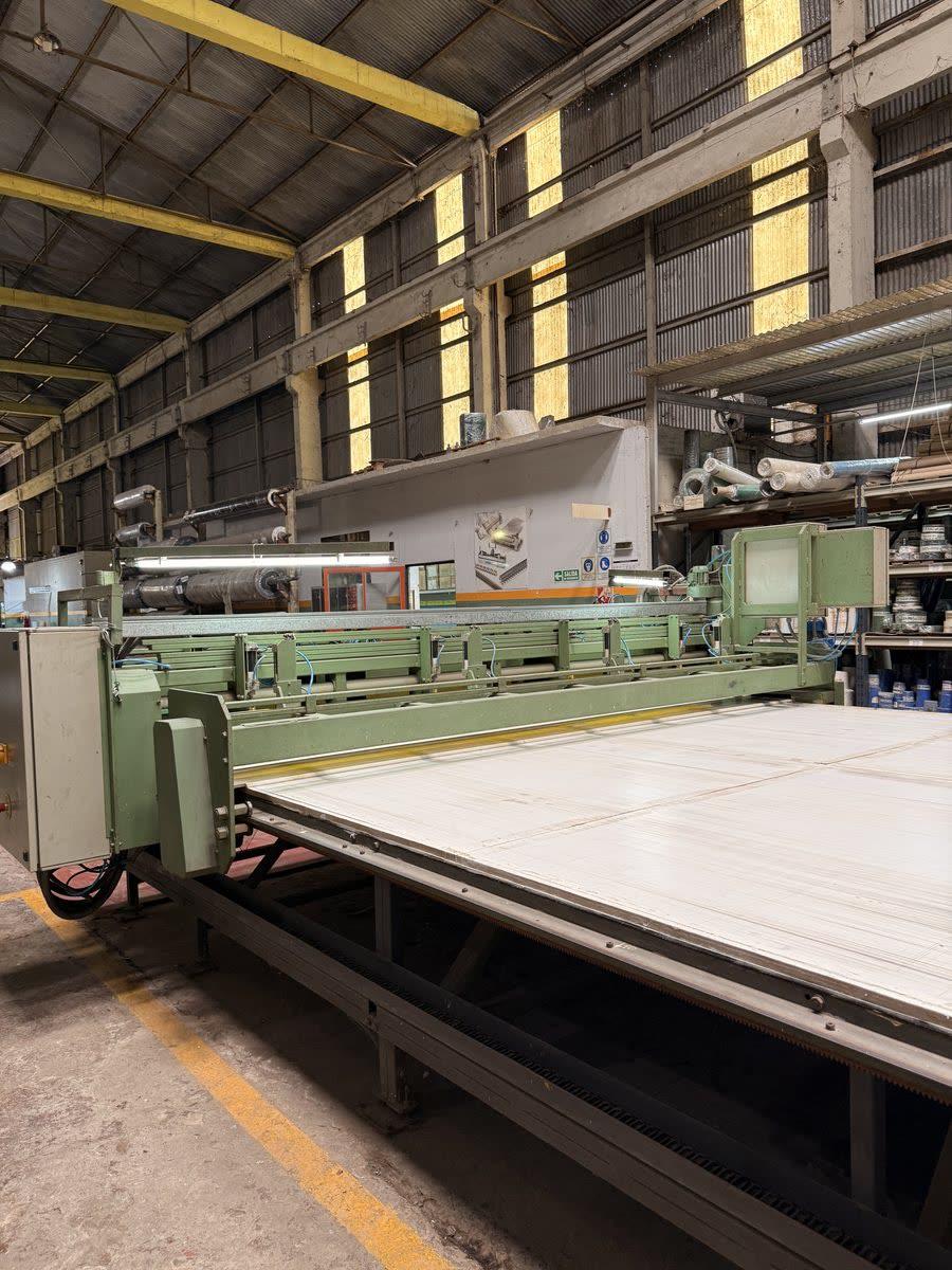 Máquina cortadora con puente grúa en planta Warbel — Resistencia, Chaco