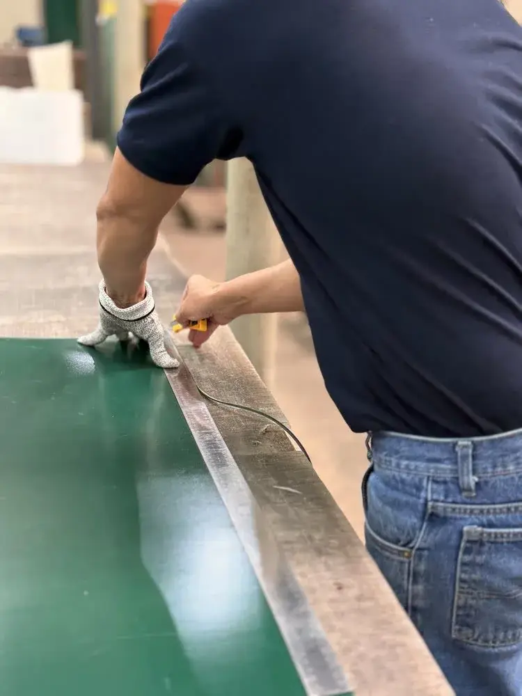 Técnico Warbel realizando inspección de banda transportadora en planta — mantenimiento preventivo